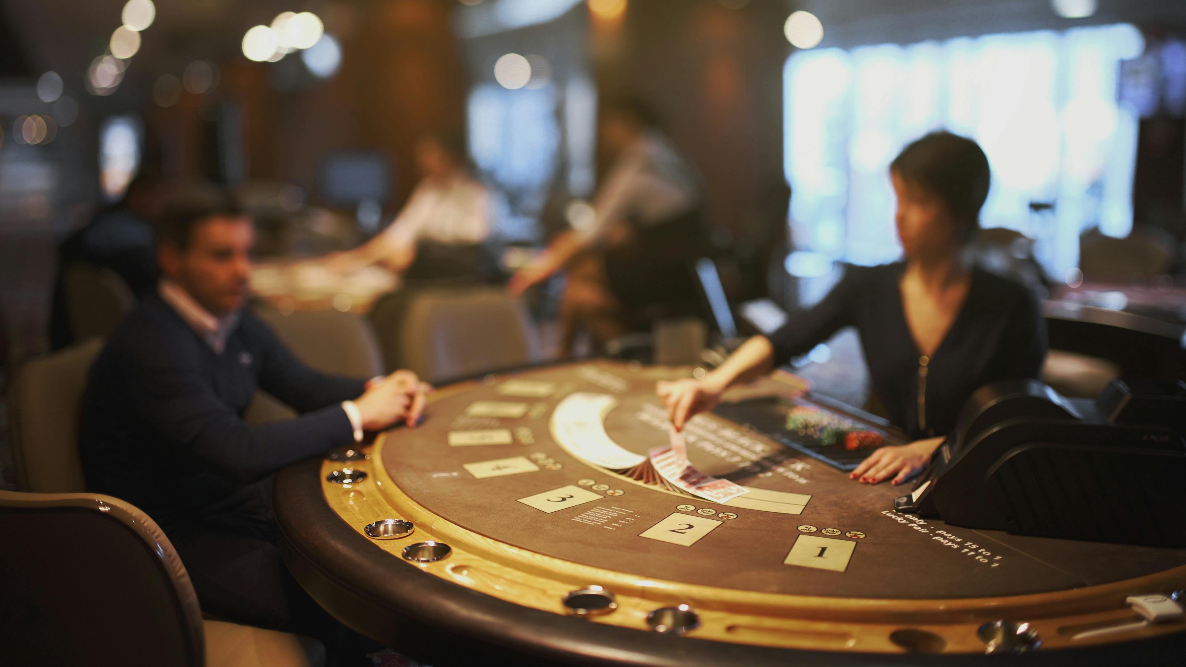 Người chơi Việt Nam truy cập casino trực tuyến hutop trên điện thoại di động